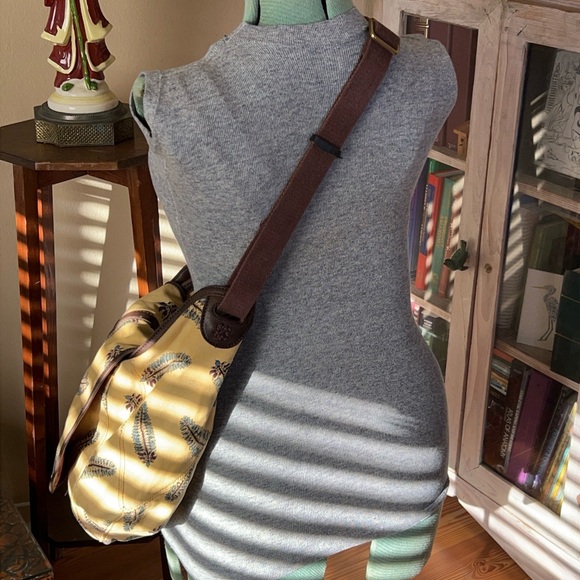 Vintage Lucky Brand Butter Yellow Canvas Crossbody Hobo Bag Slouchy Boho Y2K - Picture 2 of 16